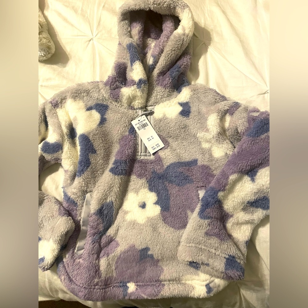 Brand new with tags toddler fuzzy pullover size 7/8